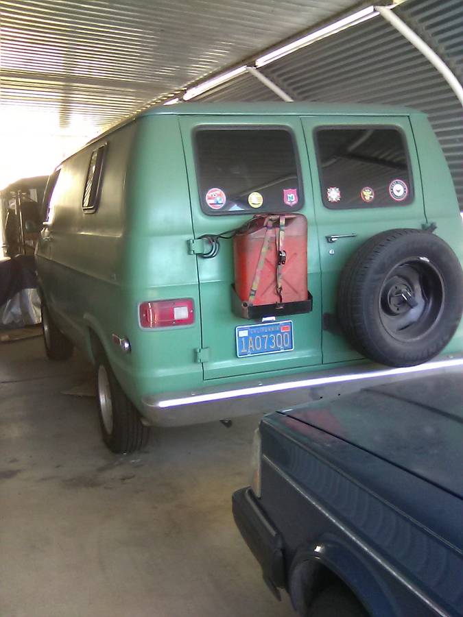 Dodge-tradesman-van-1975-green-1