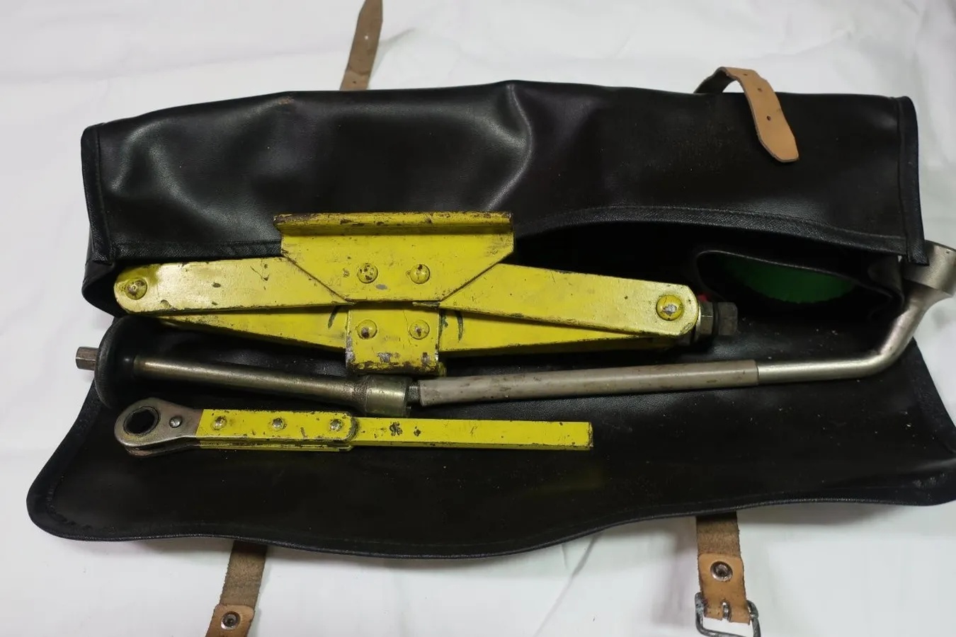 Ferrari-308-1978-Red-Tan-16