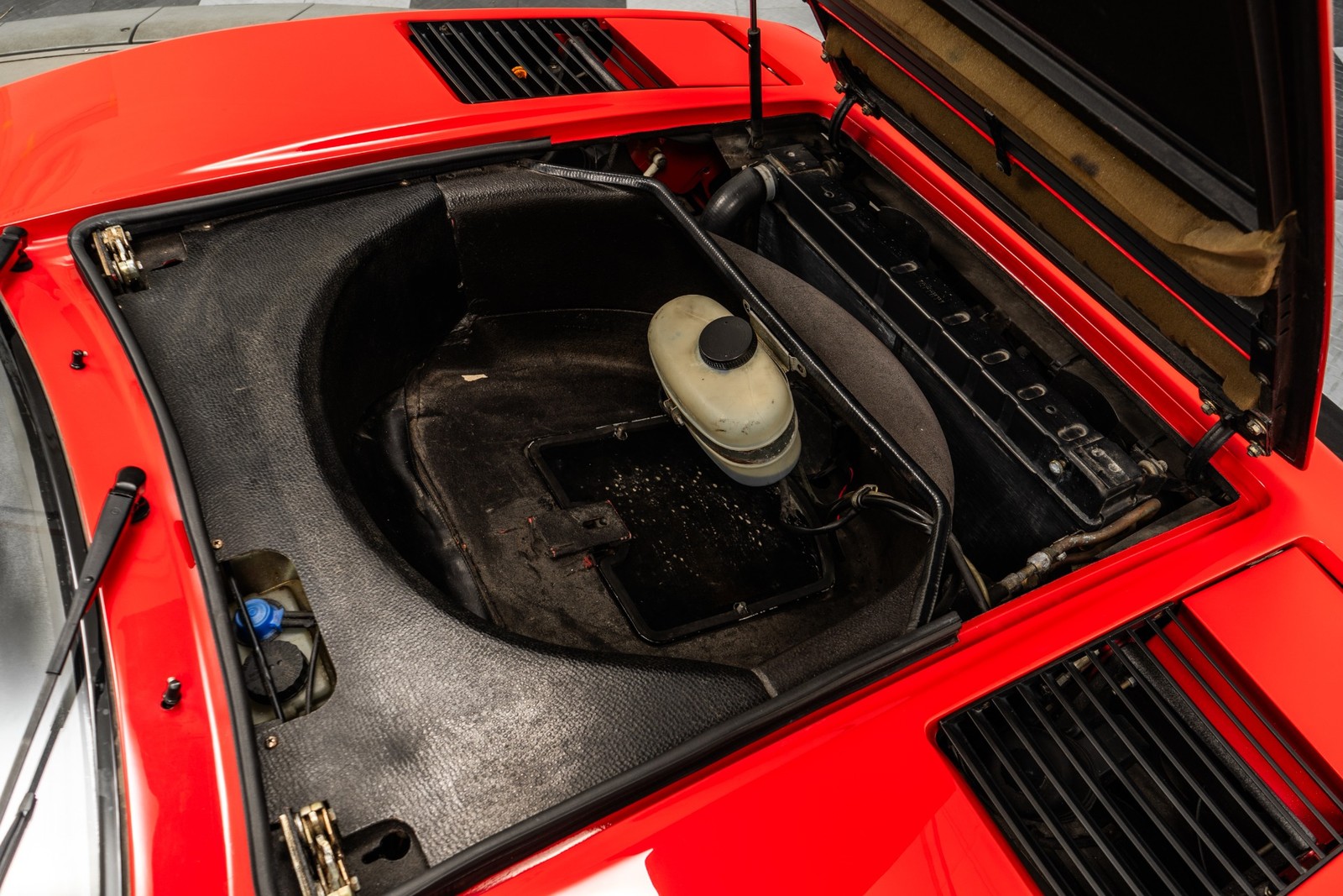 Ferrari-308-1985-CONVERTIBLE-18