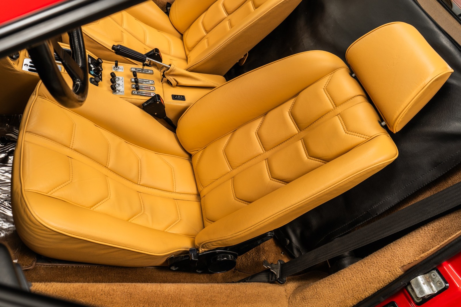 Ferrari-308-1985-CONVERTIBLE-24