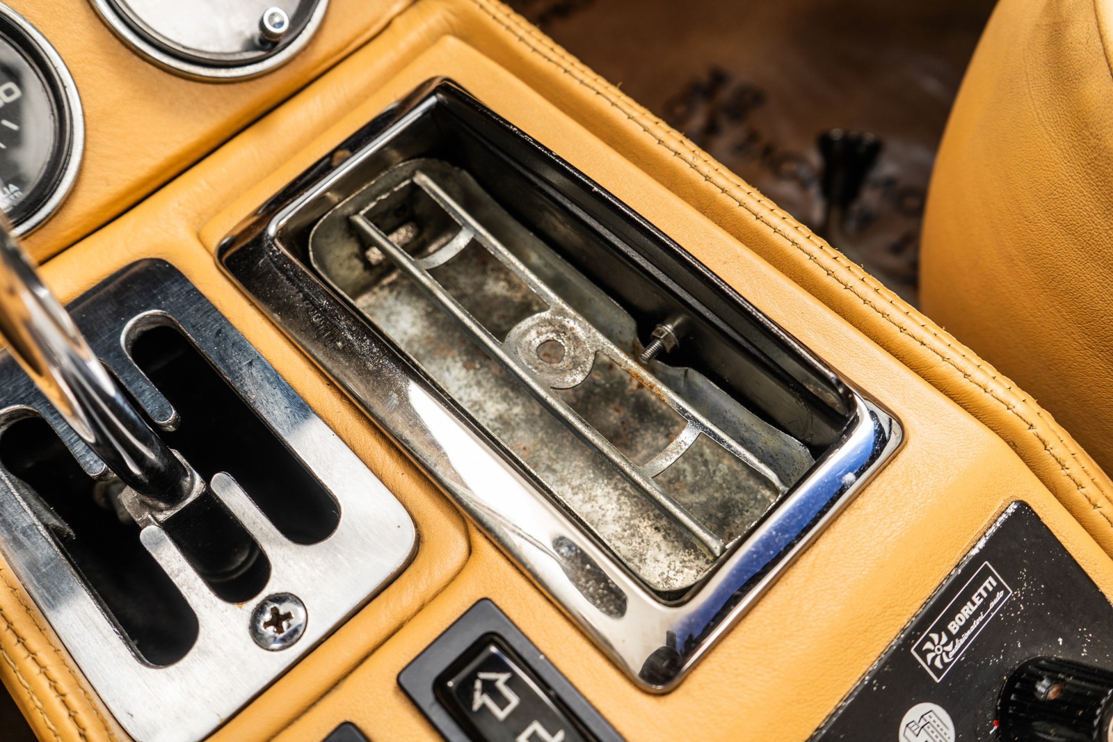 Ferrari-308-1985-CONVERTIBLE-29