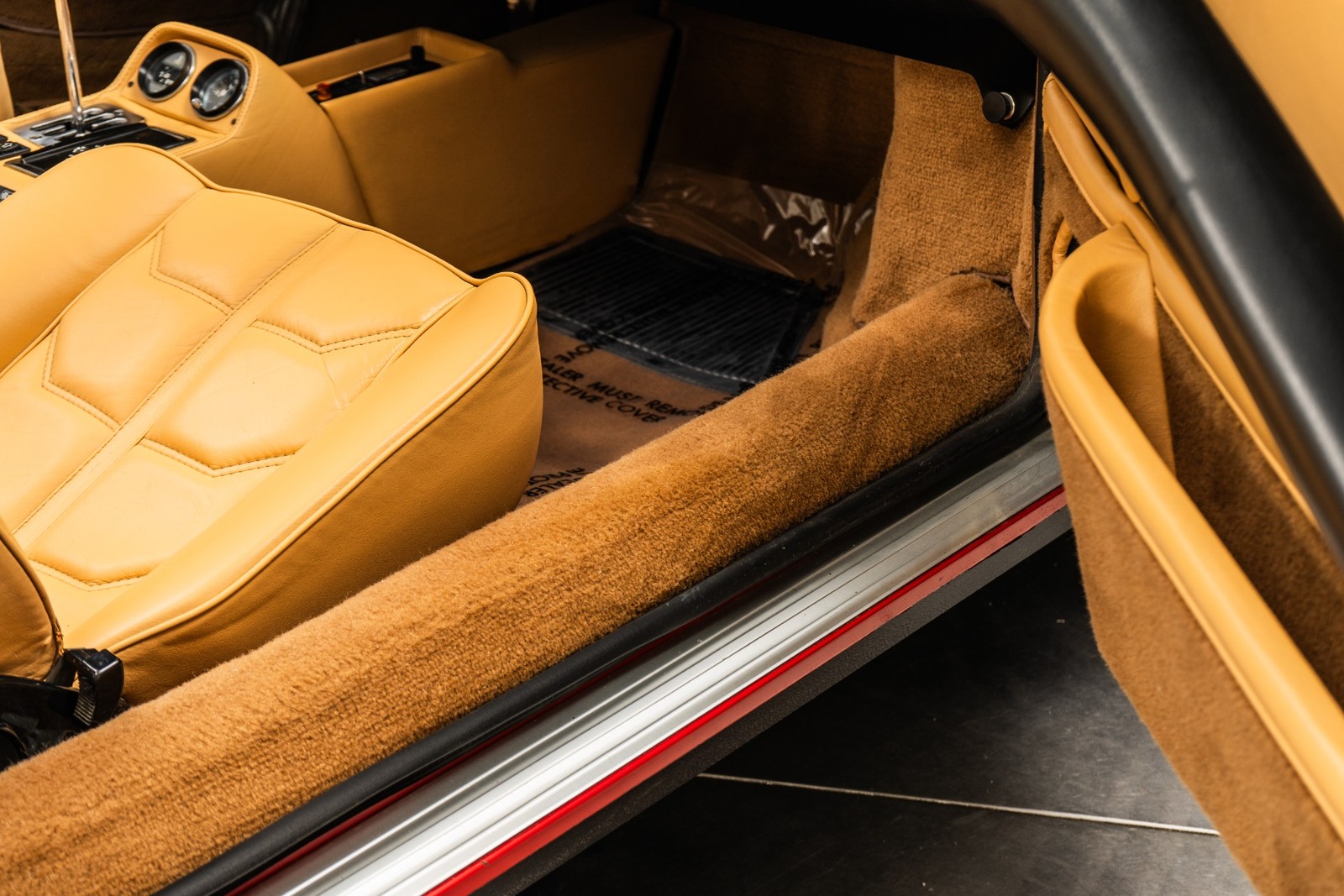 Ferrari-308-1985-CONVERTIBLE-32