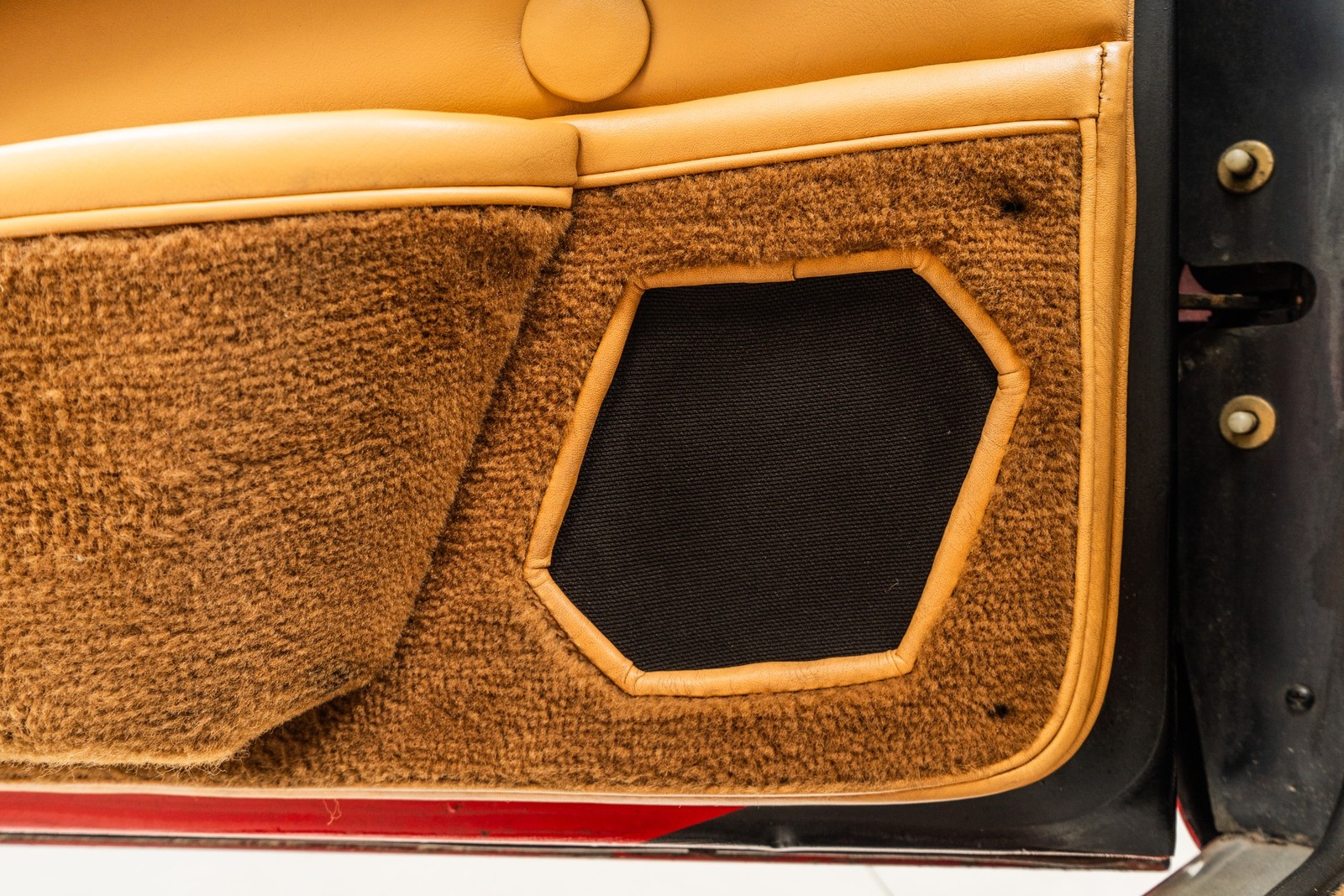 Ferrari-308-1985-CONVERTIBLE-34