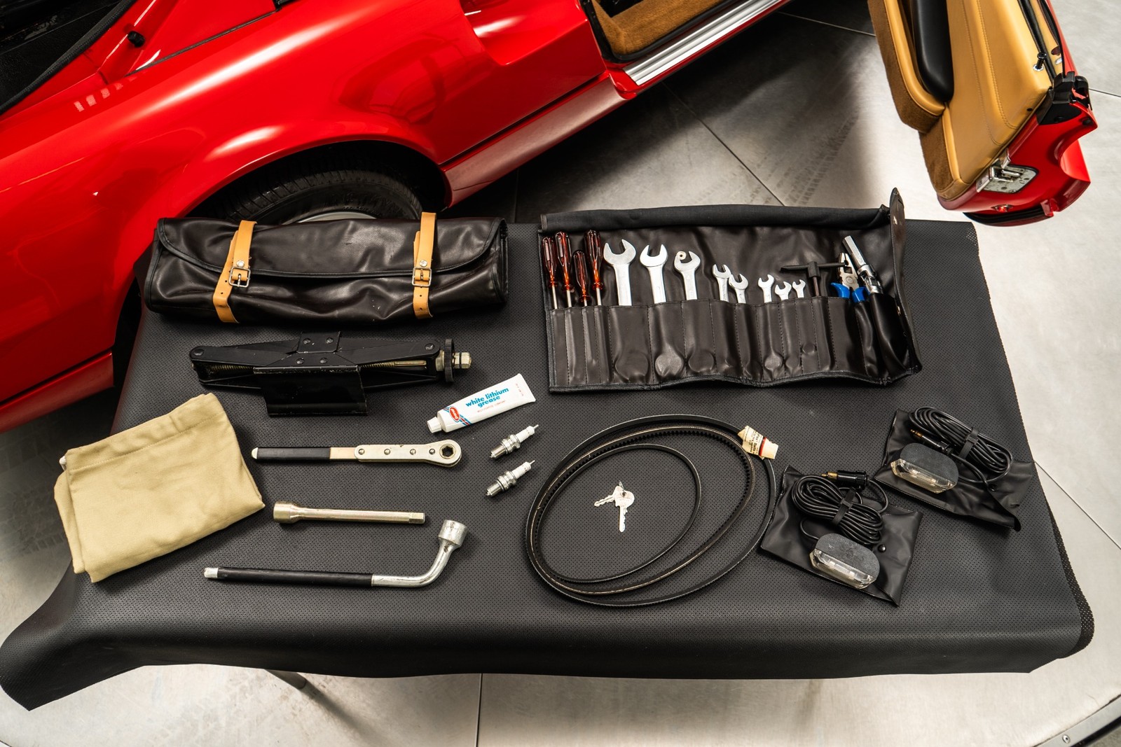 Ferrari-308-1985-CONVERTIBLE-35