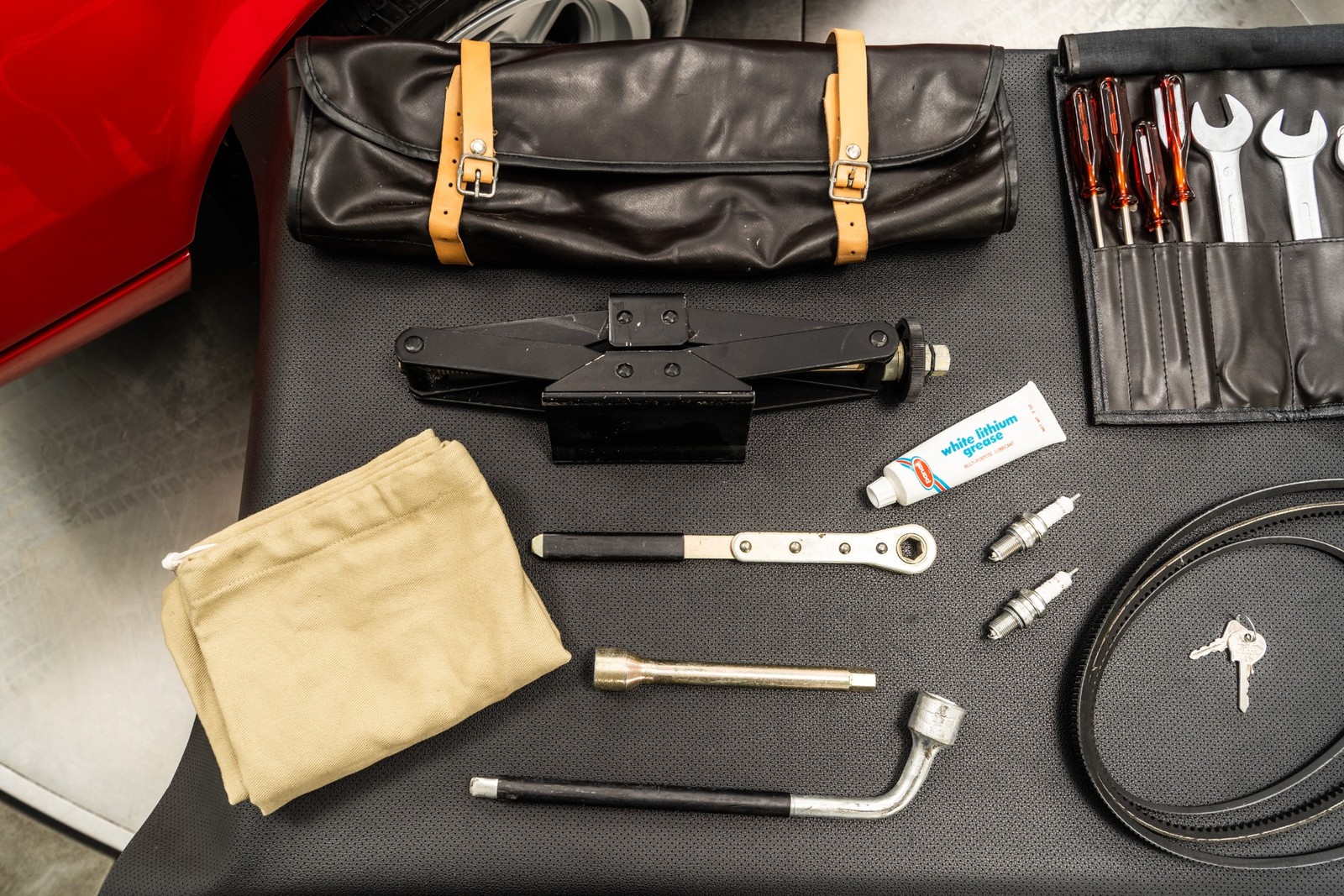 Ferrari-308-1985-CONVERTIBLE-38