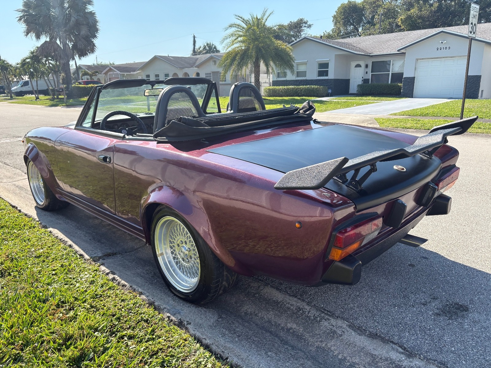 Fiat-124-Spider-1979-Convertible-10