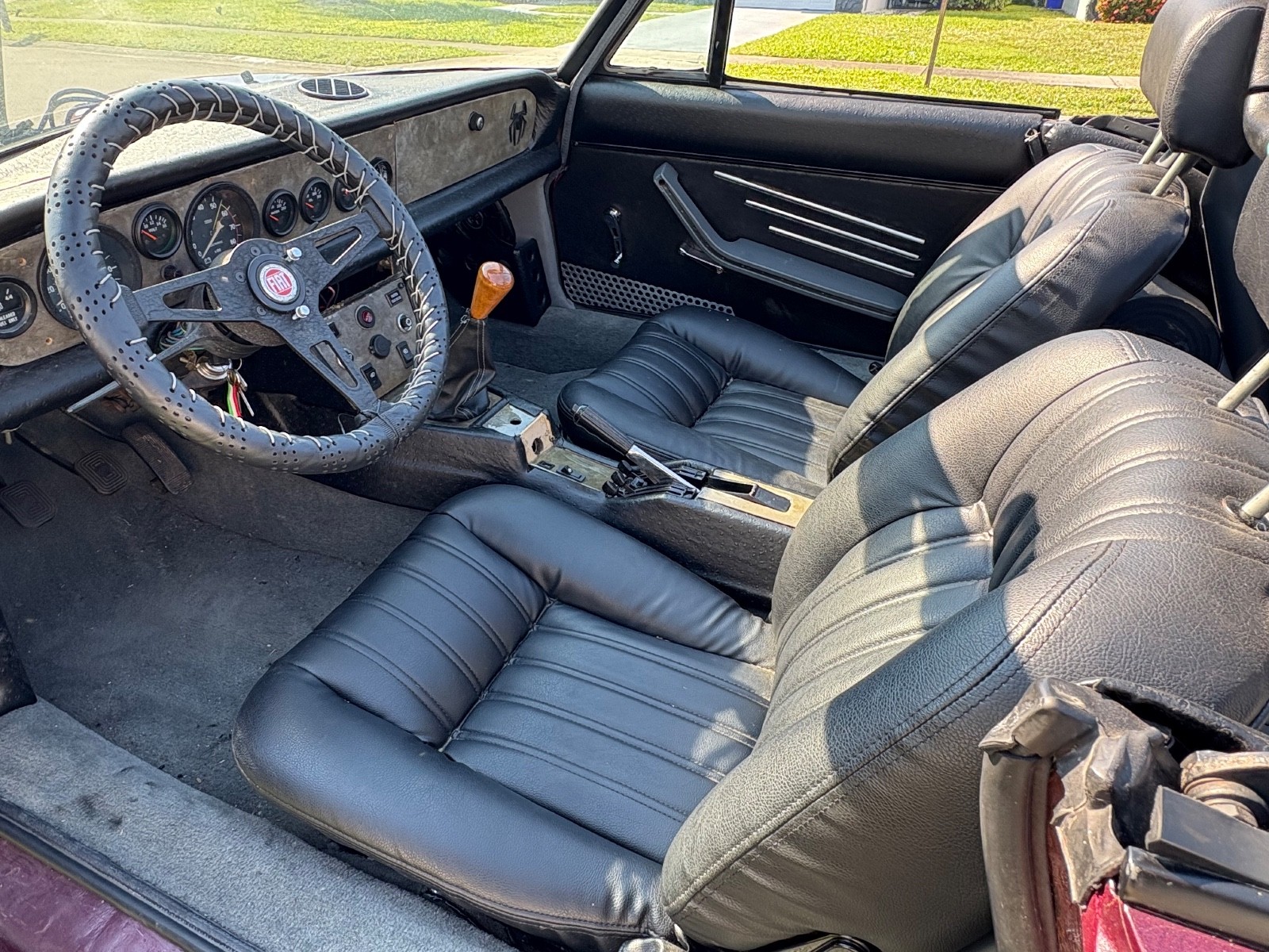 Fiat-124-Spider-1979-Convertible-12