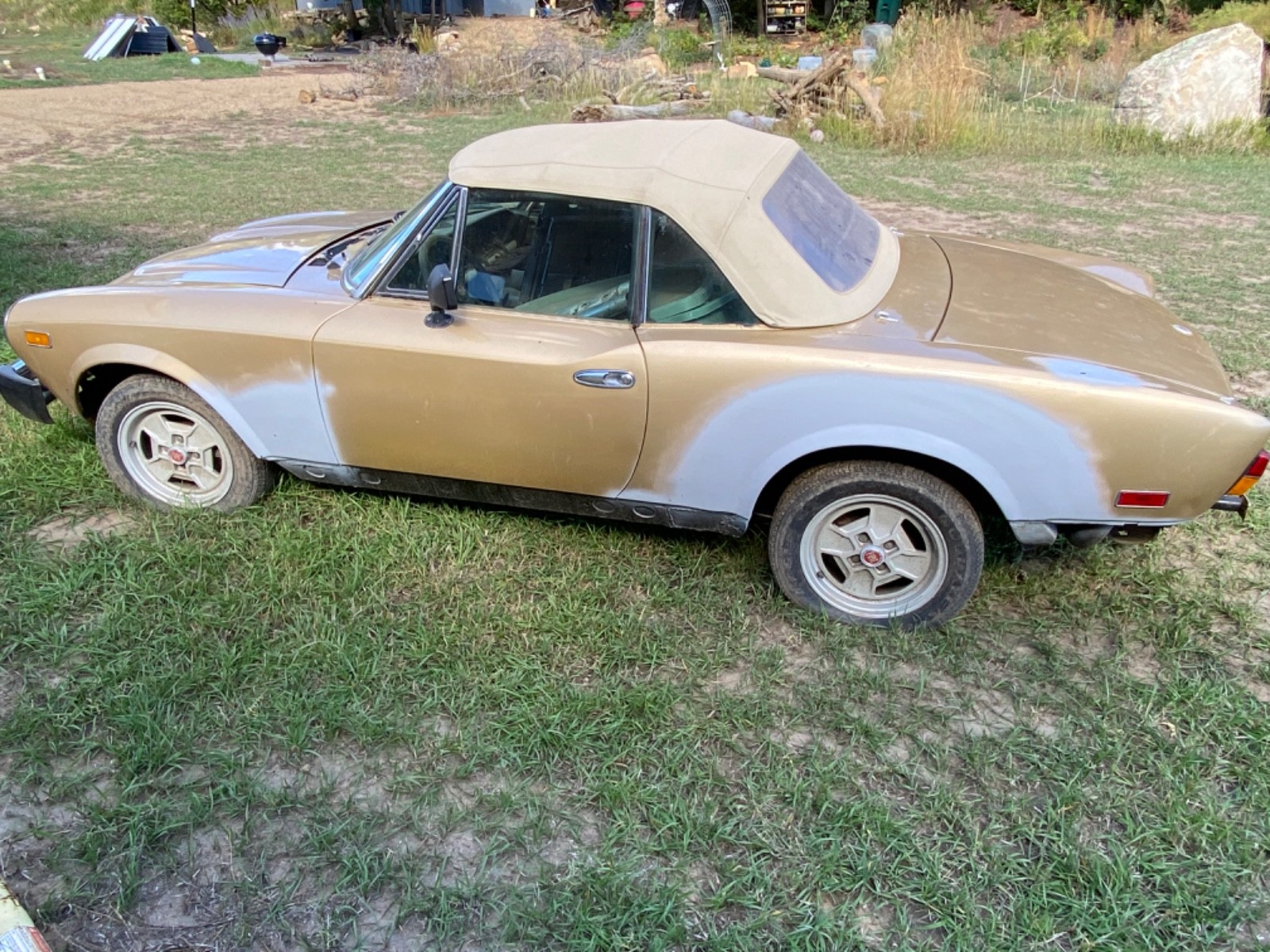 Fiat-124-Spider-1980-Convertible-1