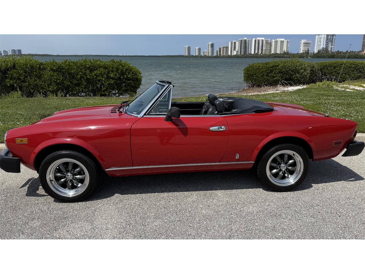 Fiat-124-spider-2000-1980-Red-Black-1