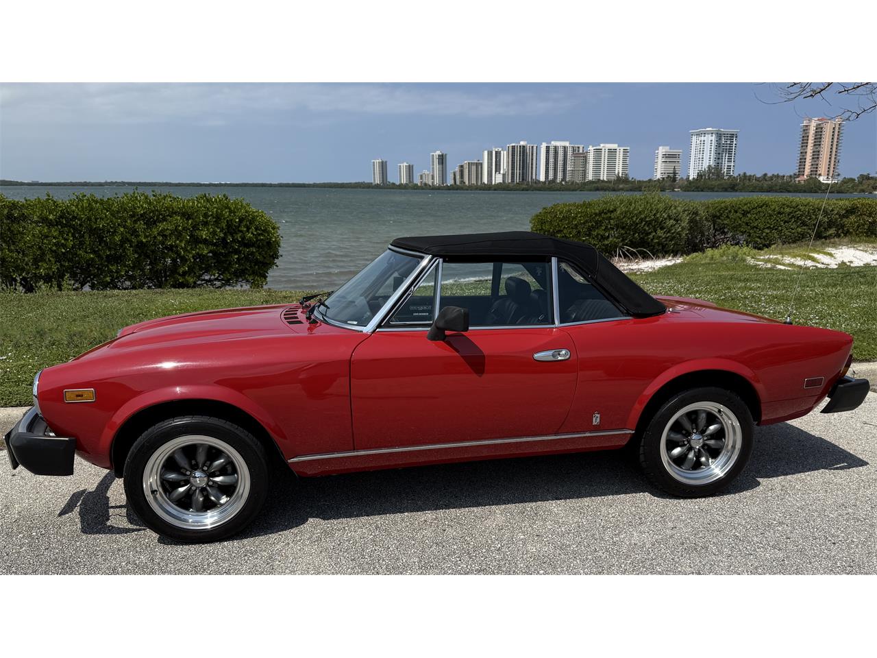 Fiat-124-spider-2000-1980-Red-Black-10