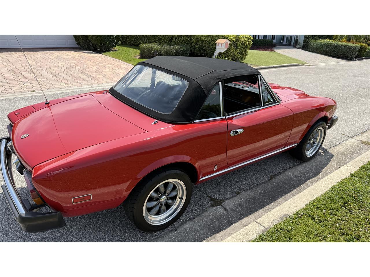 Fiat-124-spider-2000-1980-Red-Black-11