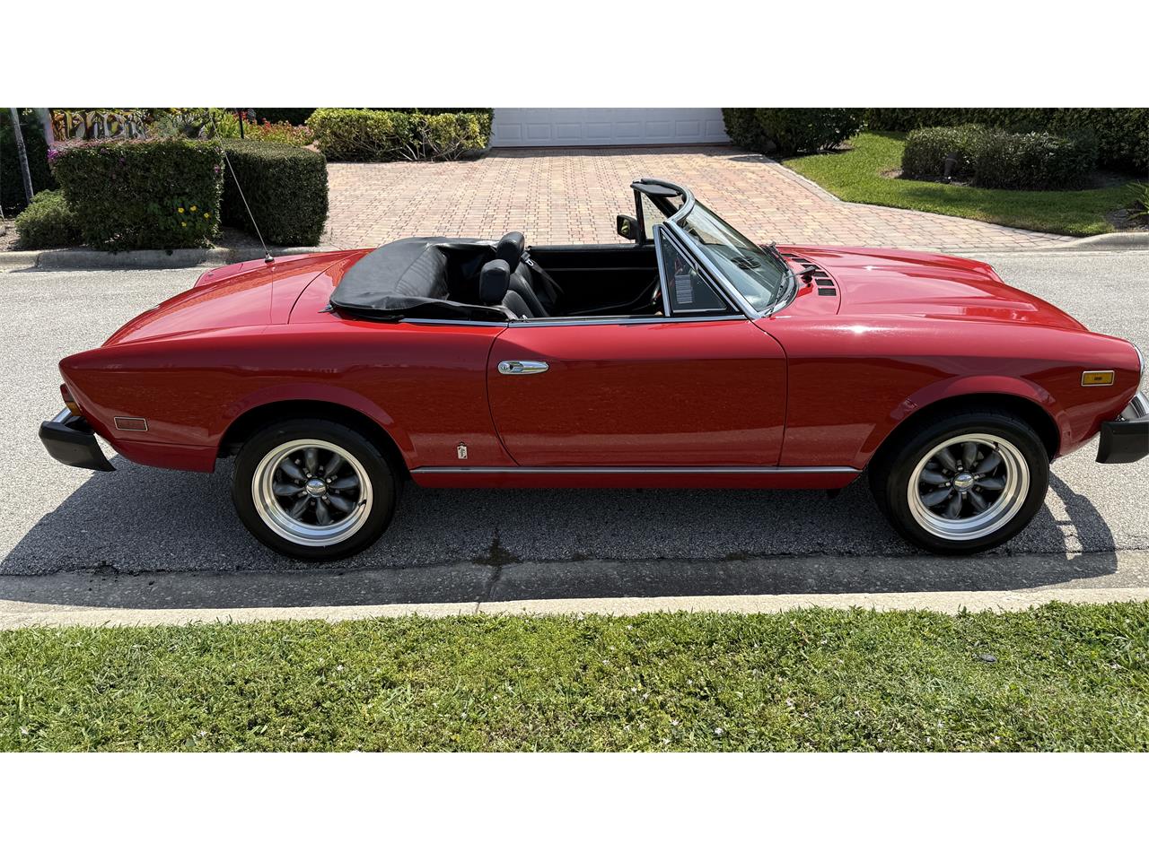 Fiat-124-spider-2000-1980-Red-Black-19