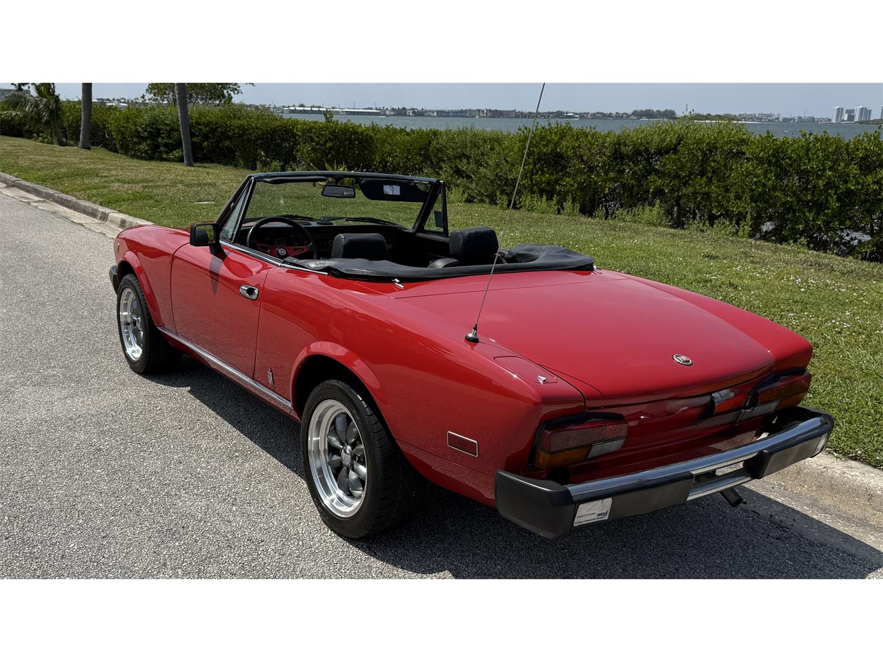 Fiat-124-spider-2000-1980-Red-Black-2