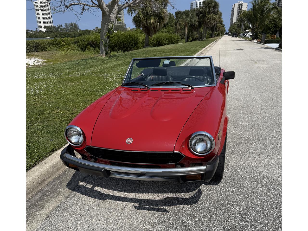 Fiat-124-spider-2000-1980-Red-Black-3