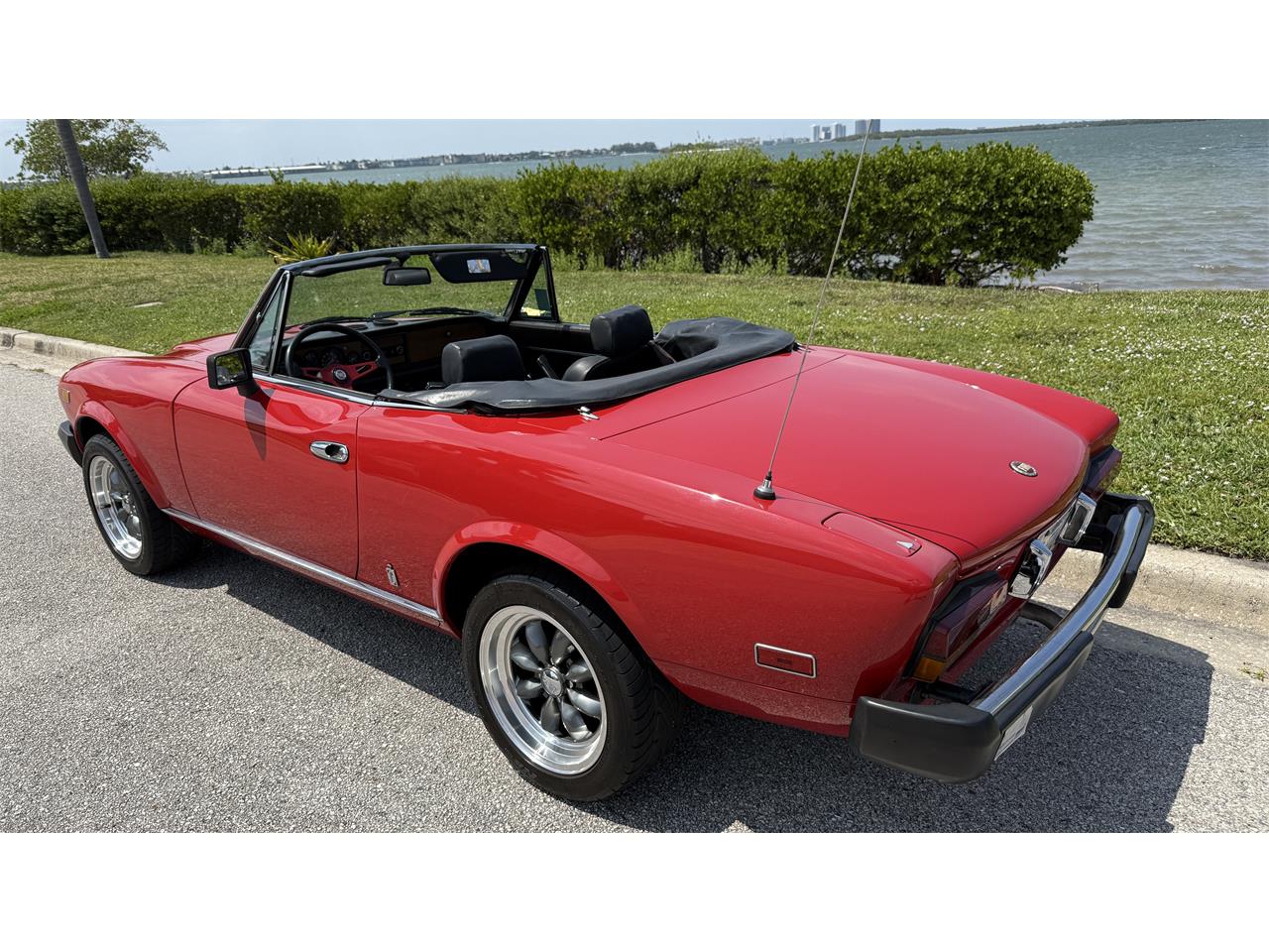 Fiat-124-spider-2000-1980-Red-Black-5