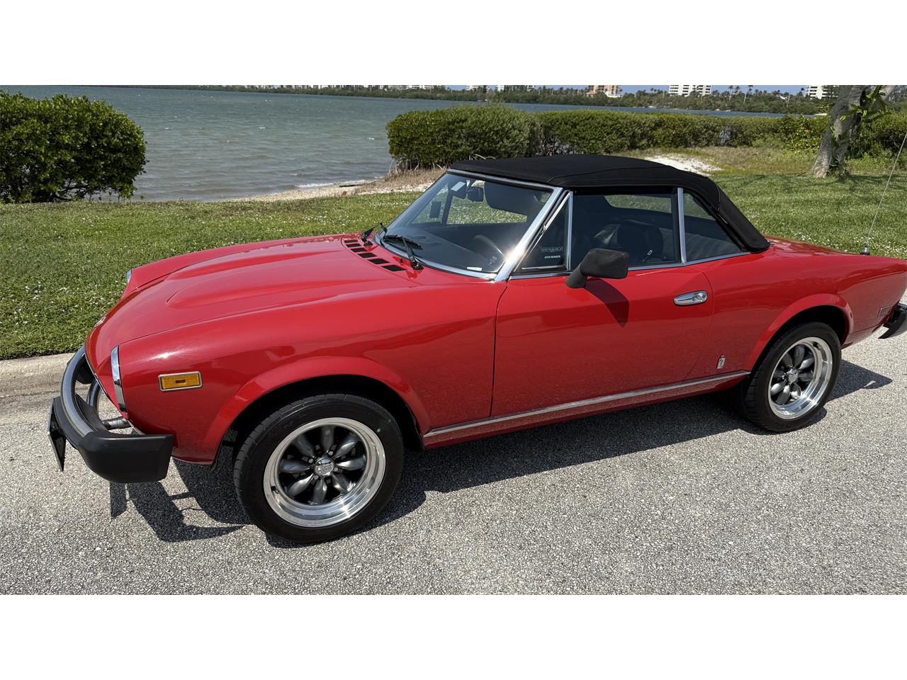 Fiat-124-spider-2000-1980-Red-Black-9