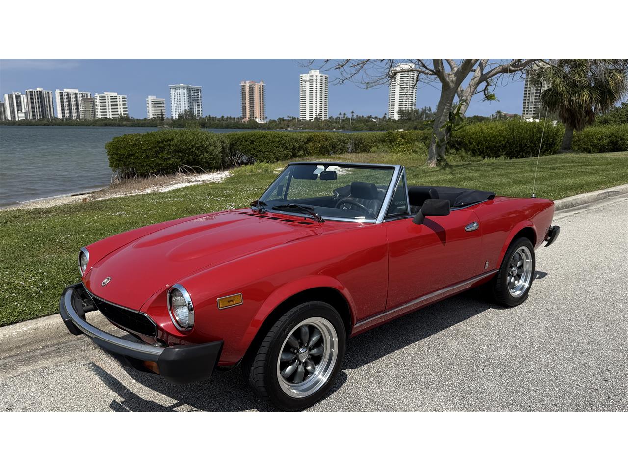 Fiat-124-spider-2000-1980-Red-Black