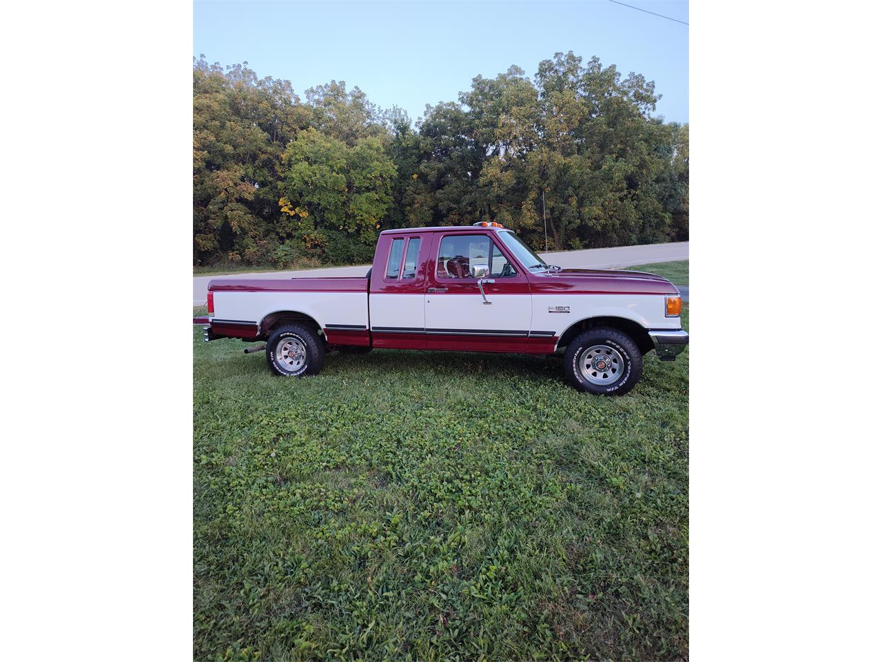 Ford-12-ton-pickup-1990-Maroon-and-White-Red-1