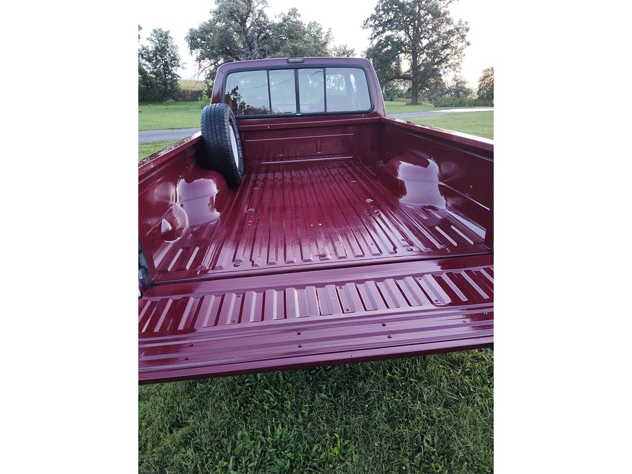 Ford-12-ton-pickup-1990-Maroon-and-White-Red-9