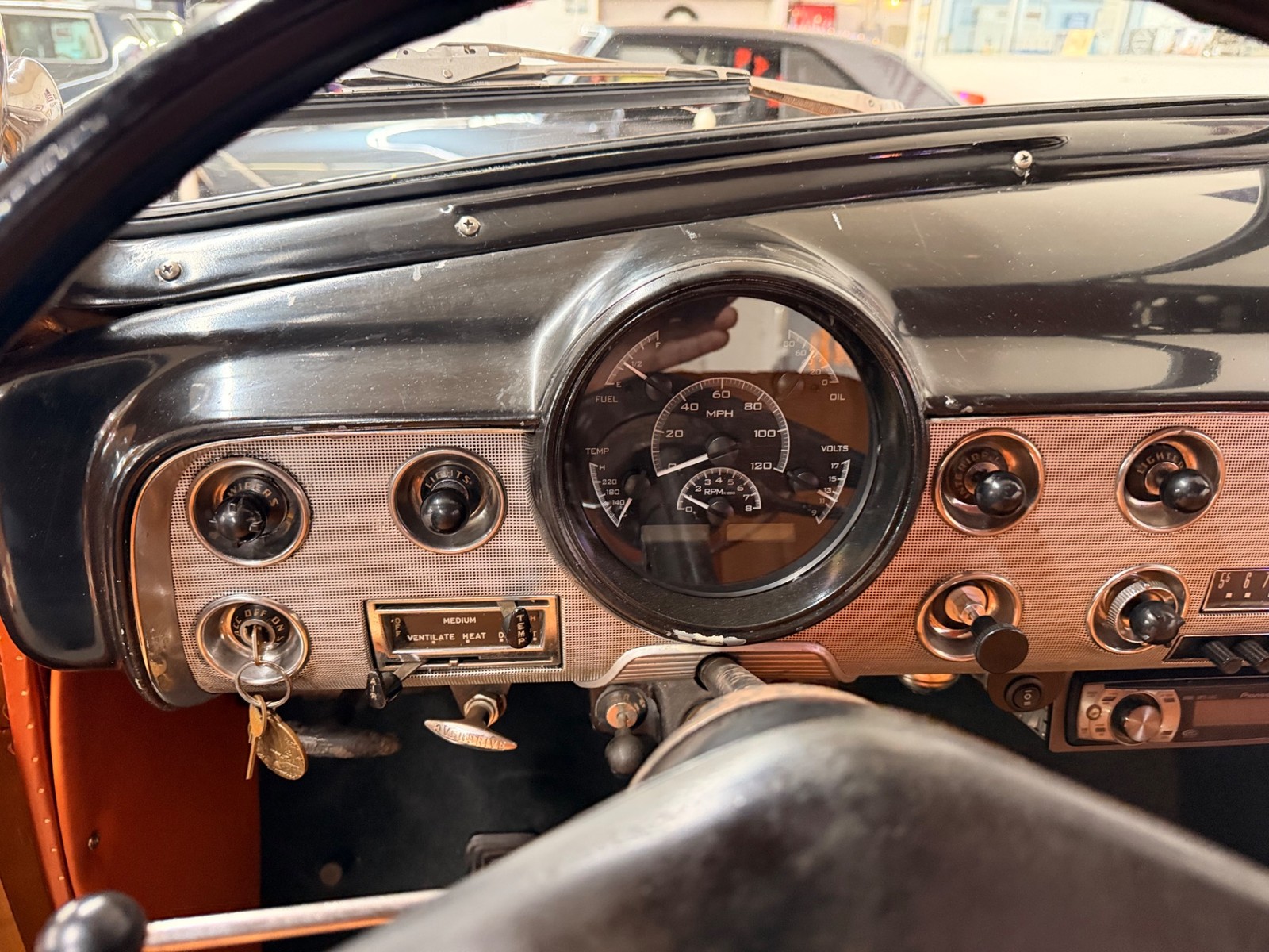 Ford-2-Door-Custom-1951-2-Door-27