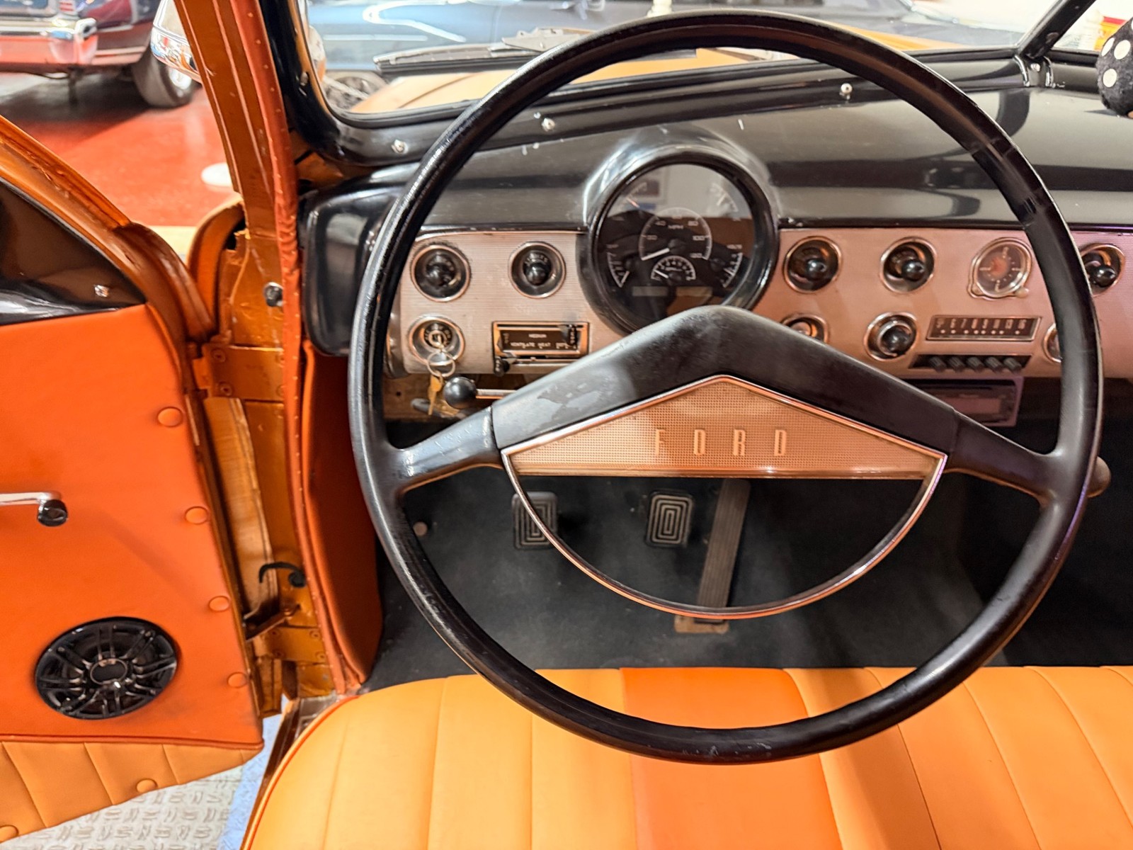 Ford-2-Door-Custom-1951-2-Door-28