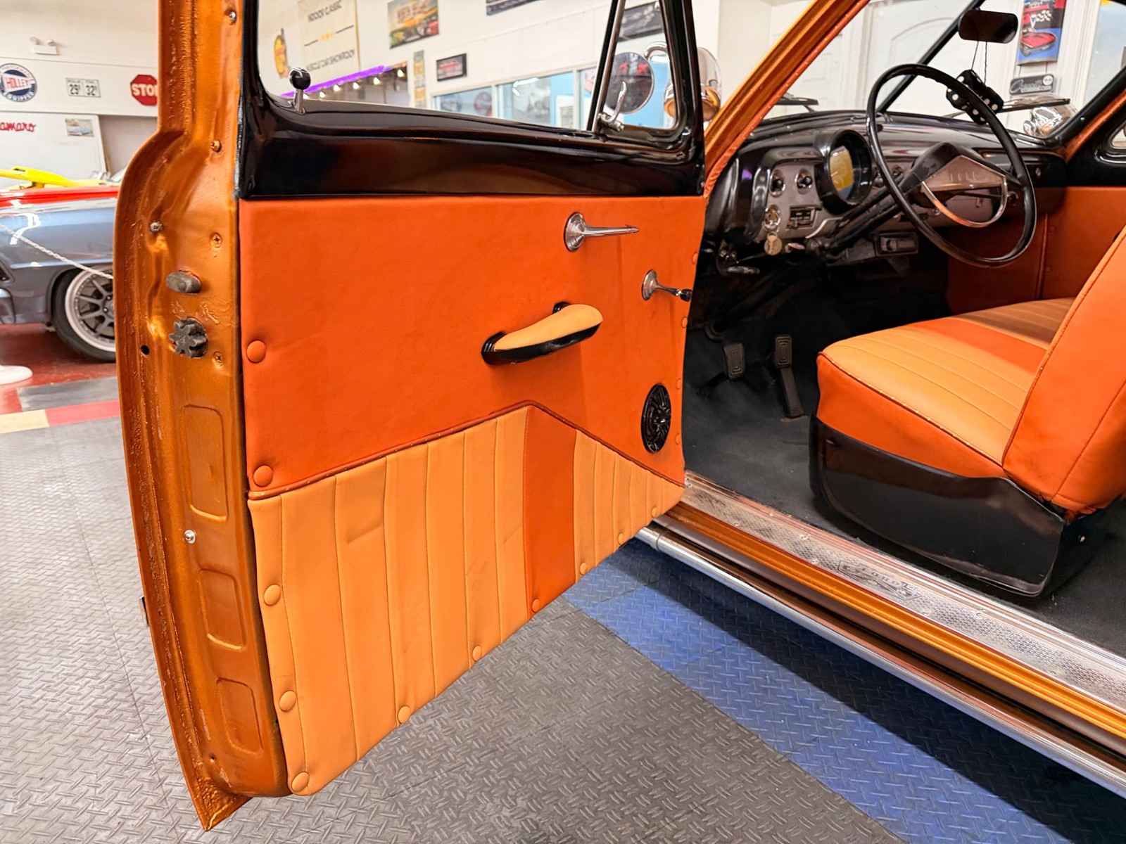 Ford-2-Door-Custom-1951-2-Door-34