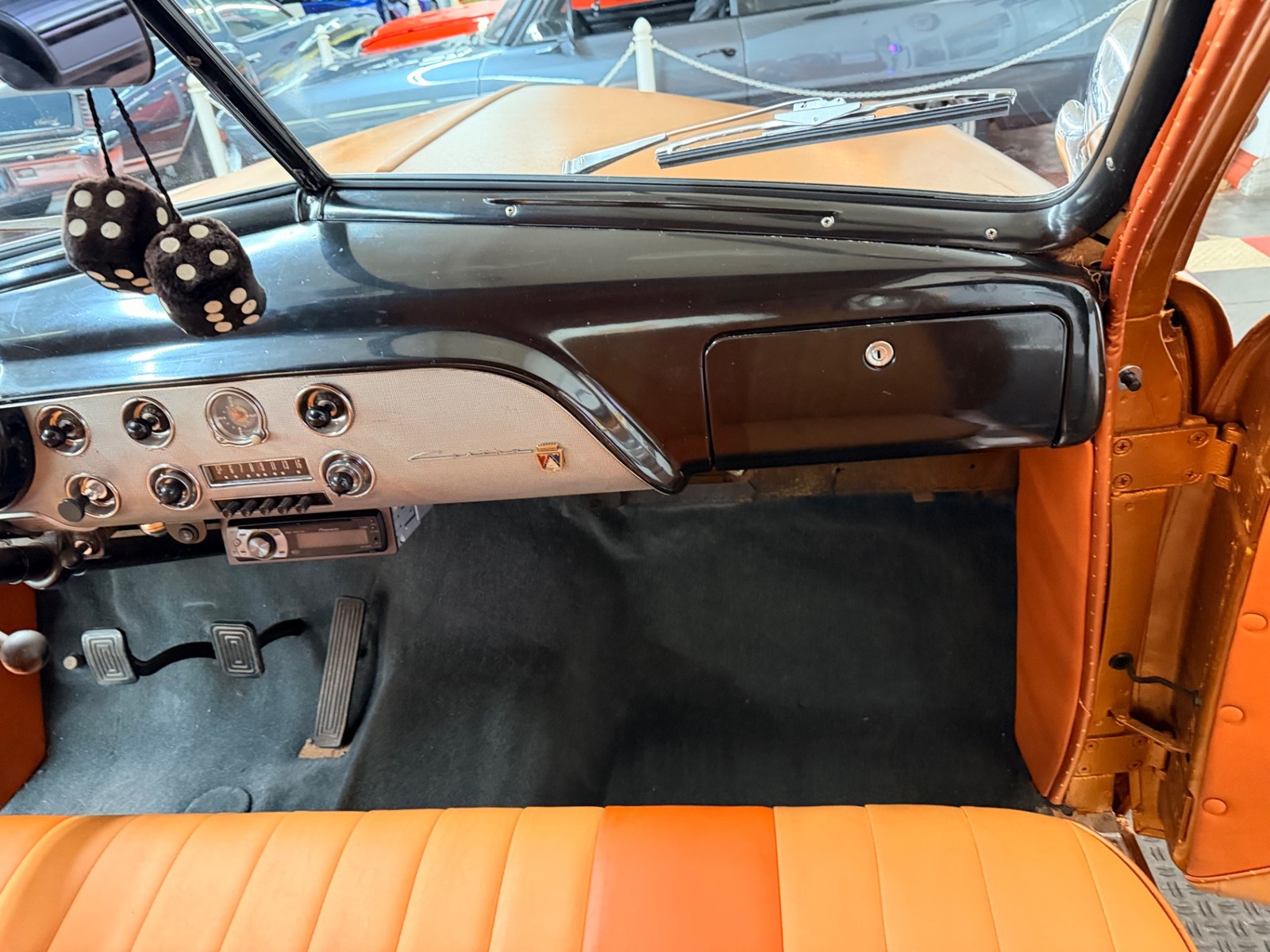 Ford-2-Door-Custom-1951-2-Door-37