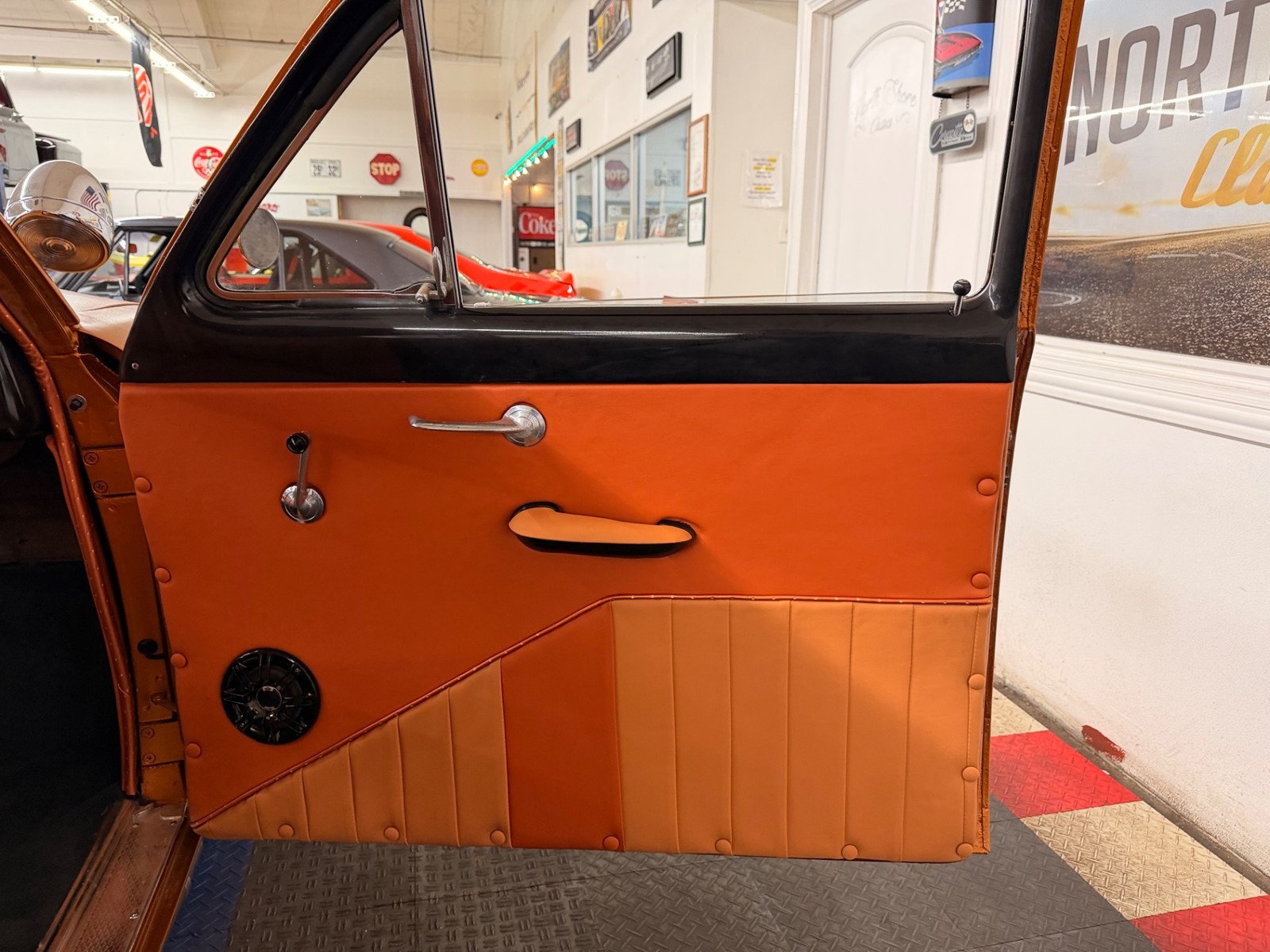 Ford-2-Door-Custom-1951-2-Door-39