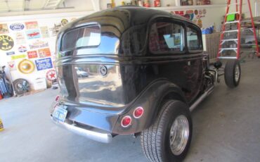 Ford-2-door-sedan-1934-black-12