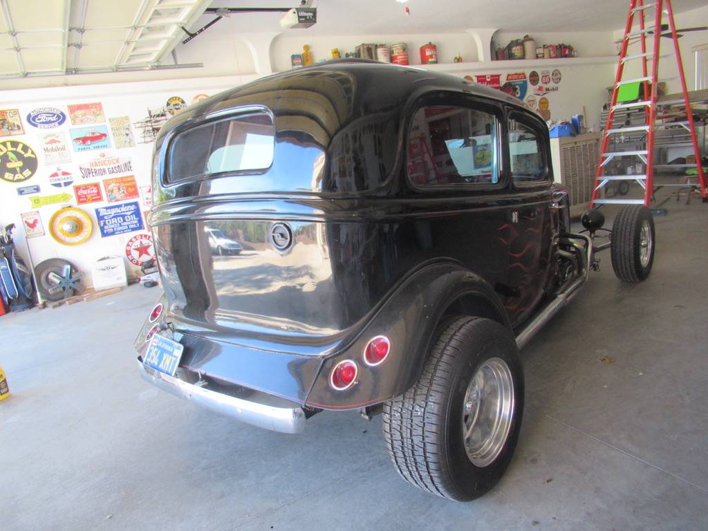 Ford-2-door-sedan-1934-black-12
