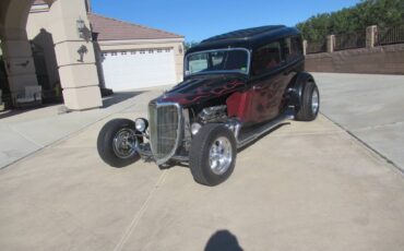 Ford-2-door-sedan-1934-black-3