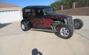 Ford-2-door-sedan-1934-black-4