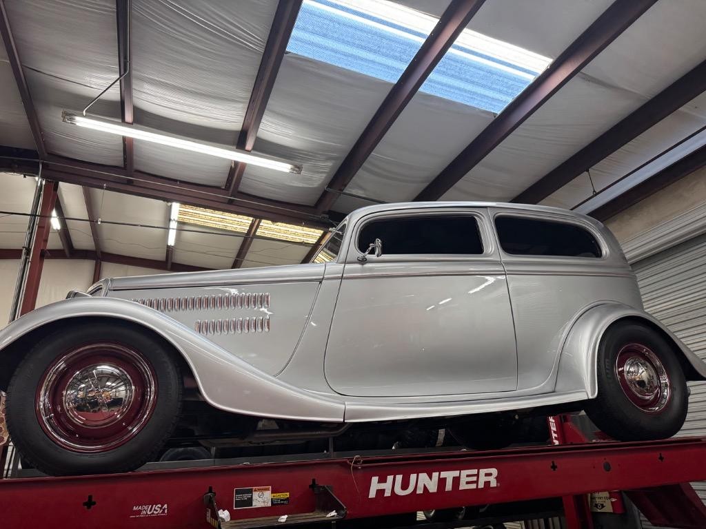 Ford-2-door-sedan-street-rod-AC-1934-Sedan-3