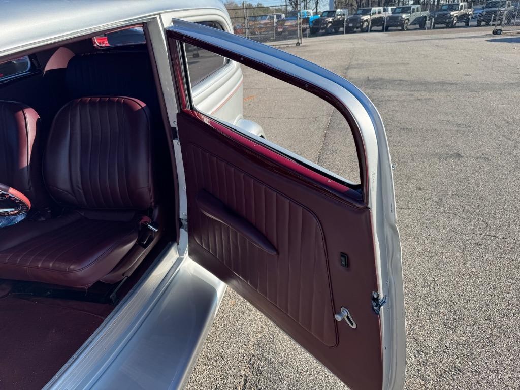 Ford-2-door-sedan-street-rod-AC-1934-Sedan-34