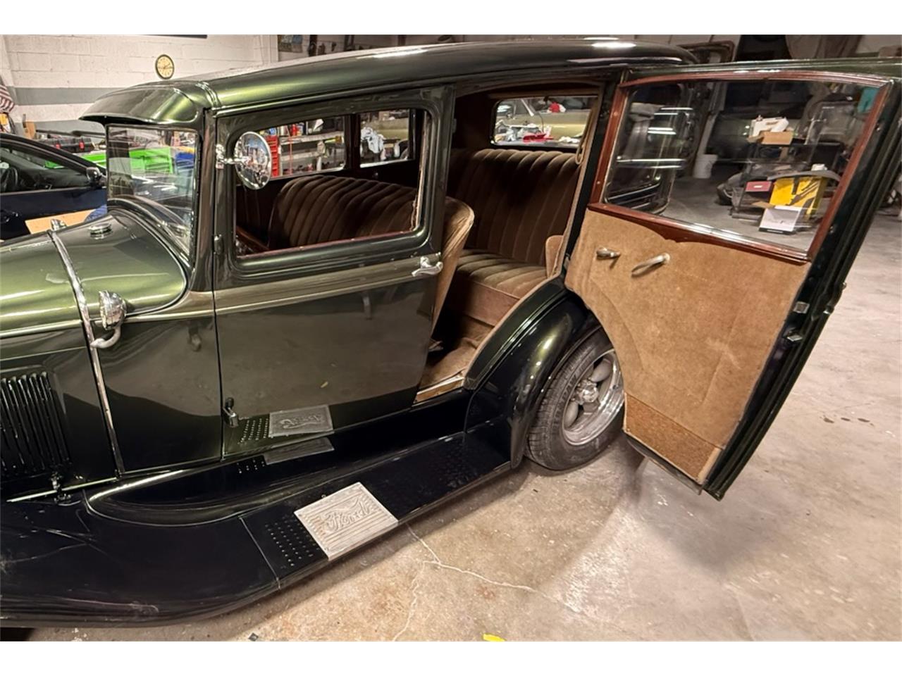 Ford-4-dr-sedan-1931-Emerald-Green-Fawn-2