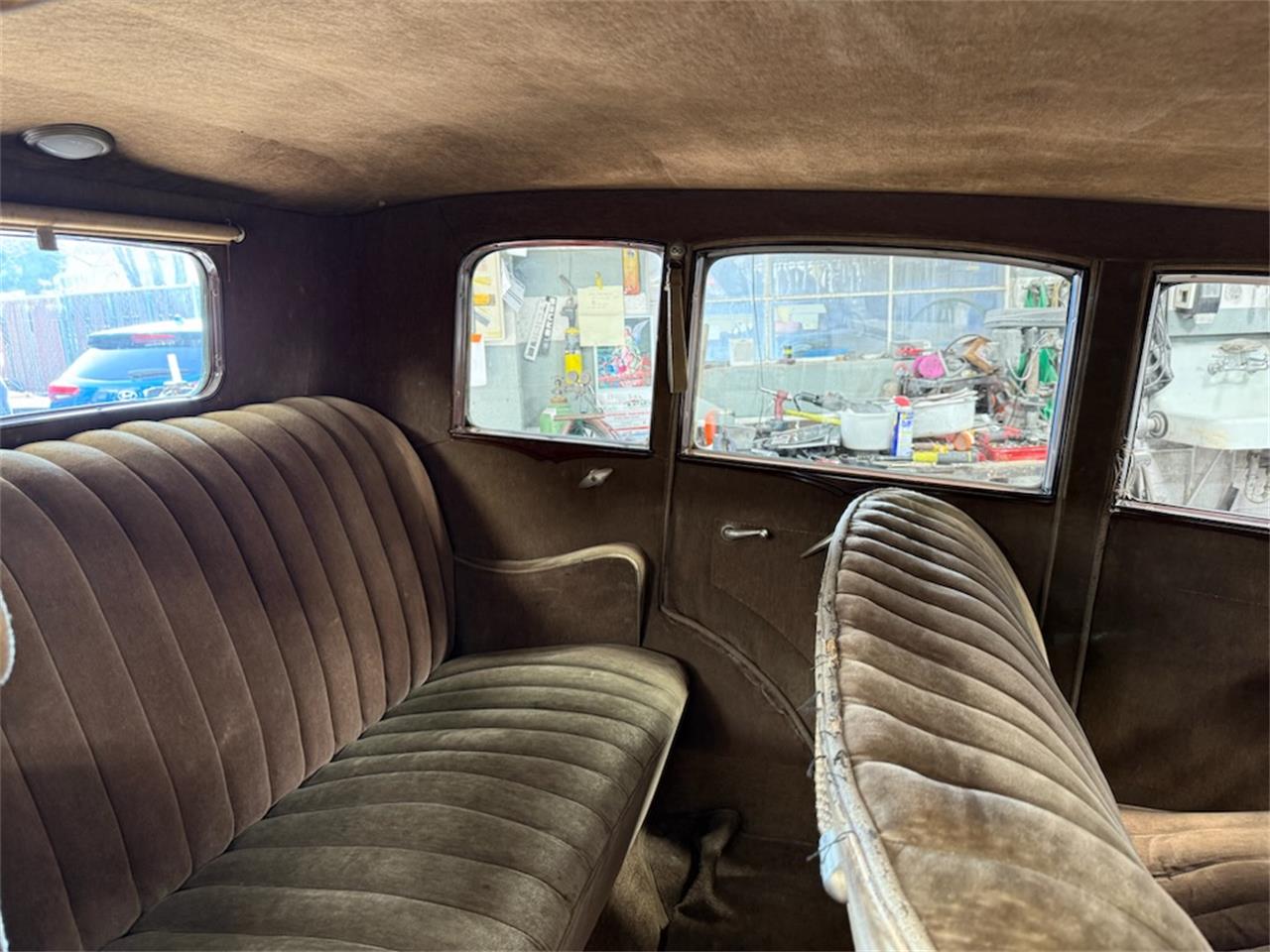 Ford-4-dr-sedan-1931-Emerald-Green-Fawn-4