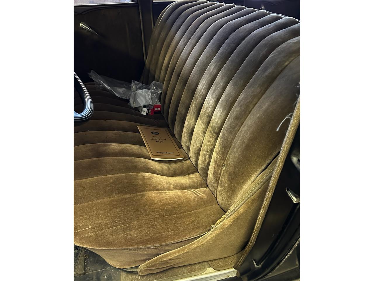 Ford-4-dr-sedan-1931-Emerald-Green-Fawn-5