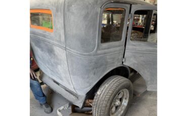 Ford-4-dr-sedan-1931-Emerald-Green-Fawn-9