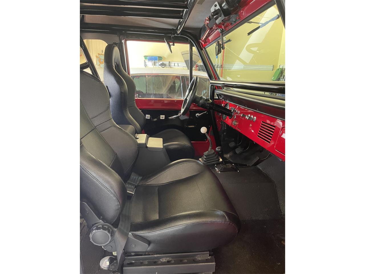 Ford-Bronco-1966-Ford-Red-Black-11