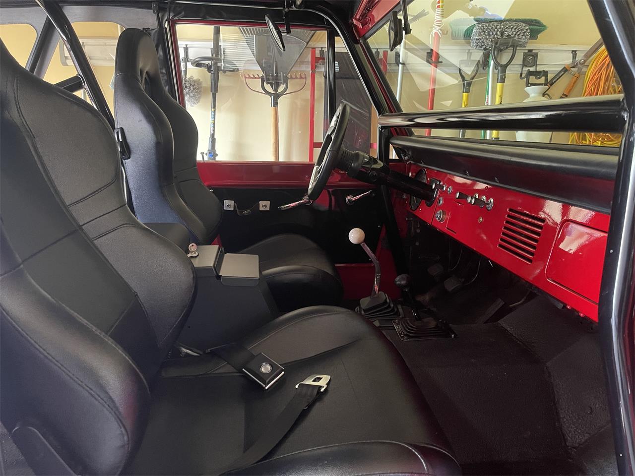 Ford-Bronco-1966-Ford-Red-Black-15