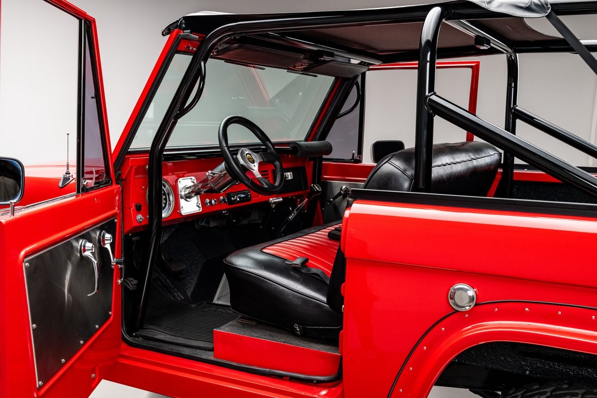 Ford-Bronco-1966-SUV-2