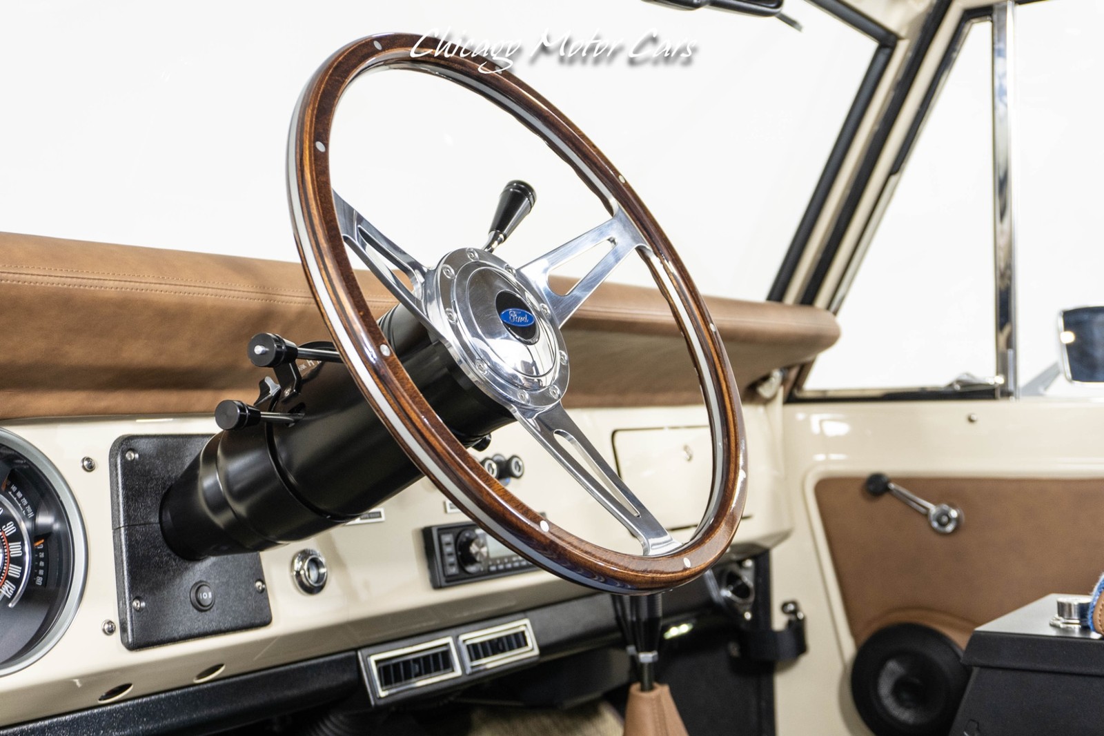 Ford-Bronco-1966-SUV-24