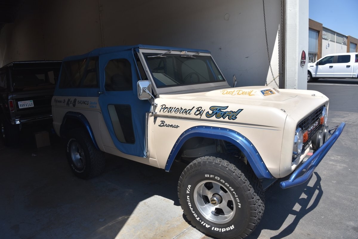 Ford-Bronco-1966-SUV-4