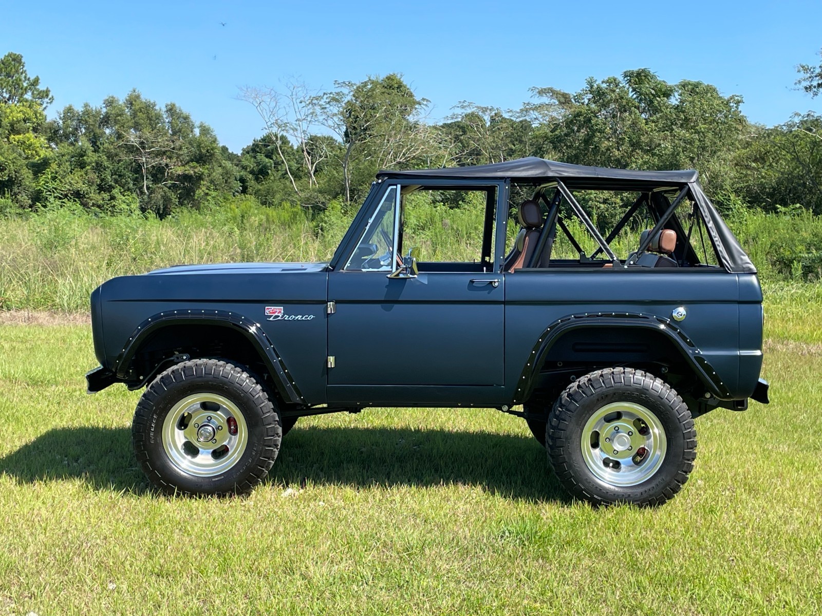 Ford-Bronco-1972-SUV-36