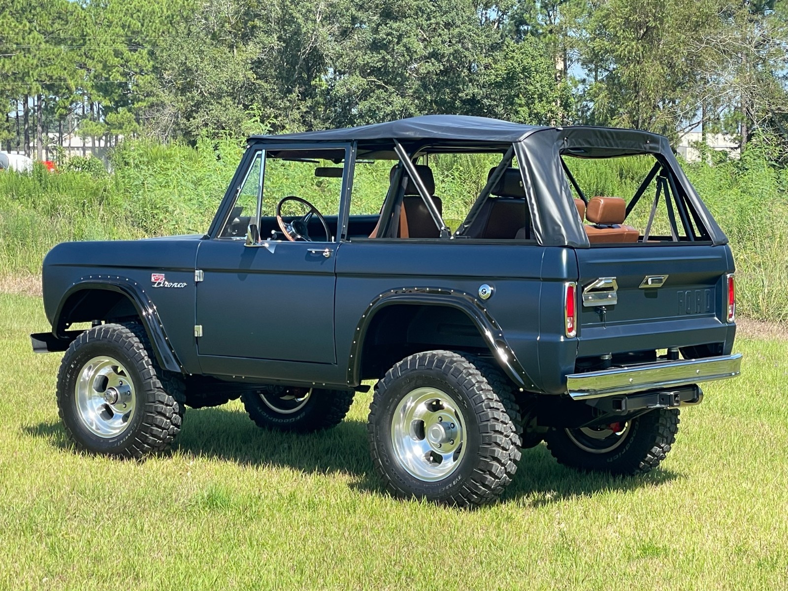 Ford-Bronco-1972-SUV-37