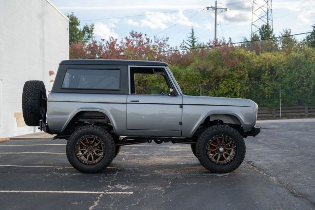 Ford-Bronco-1972-SUV-8