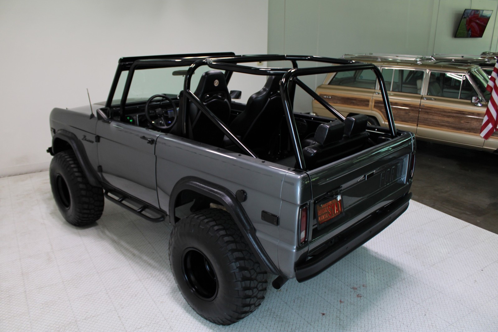 Ford-Bronco-1975-SUV-24