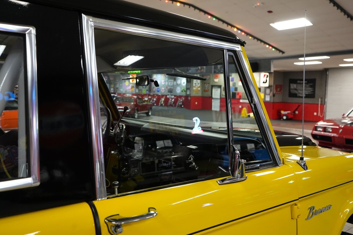 Ford-Bronco-1976-SUV-35