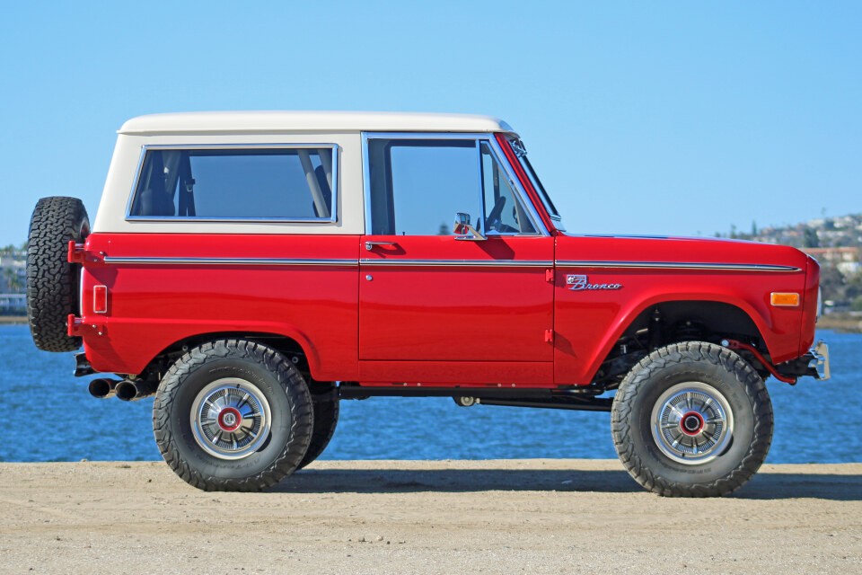 Ford-Bronco-1977-Wagon-2