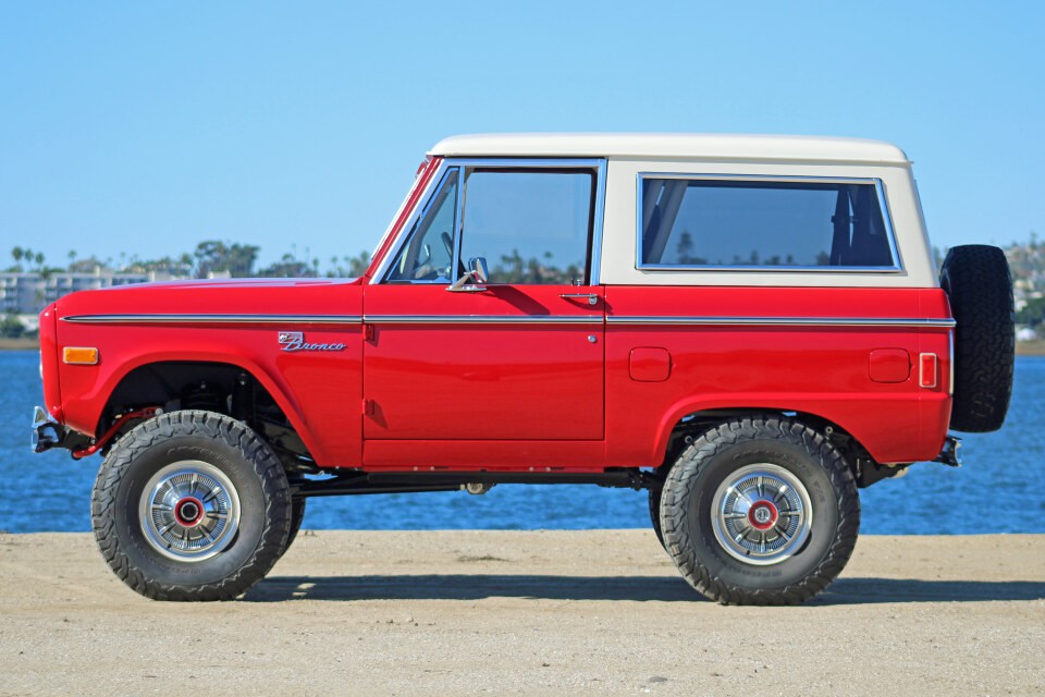 Ford-Bronco-1977-Wagon-3